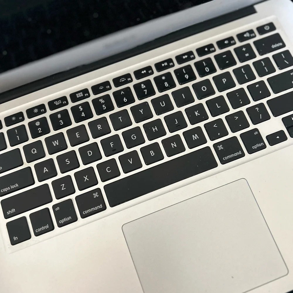 EXCELLENT condition Apple MacBook 13” Air - Silver with charger 2003
